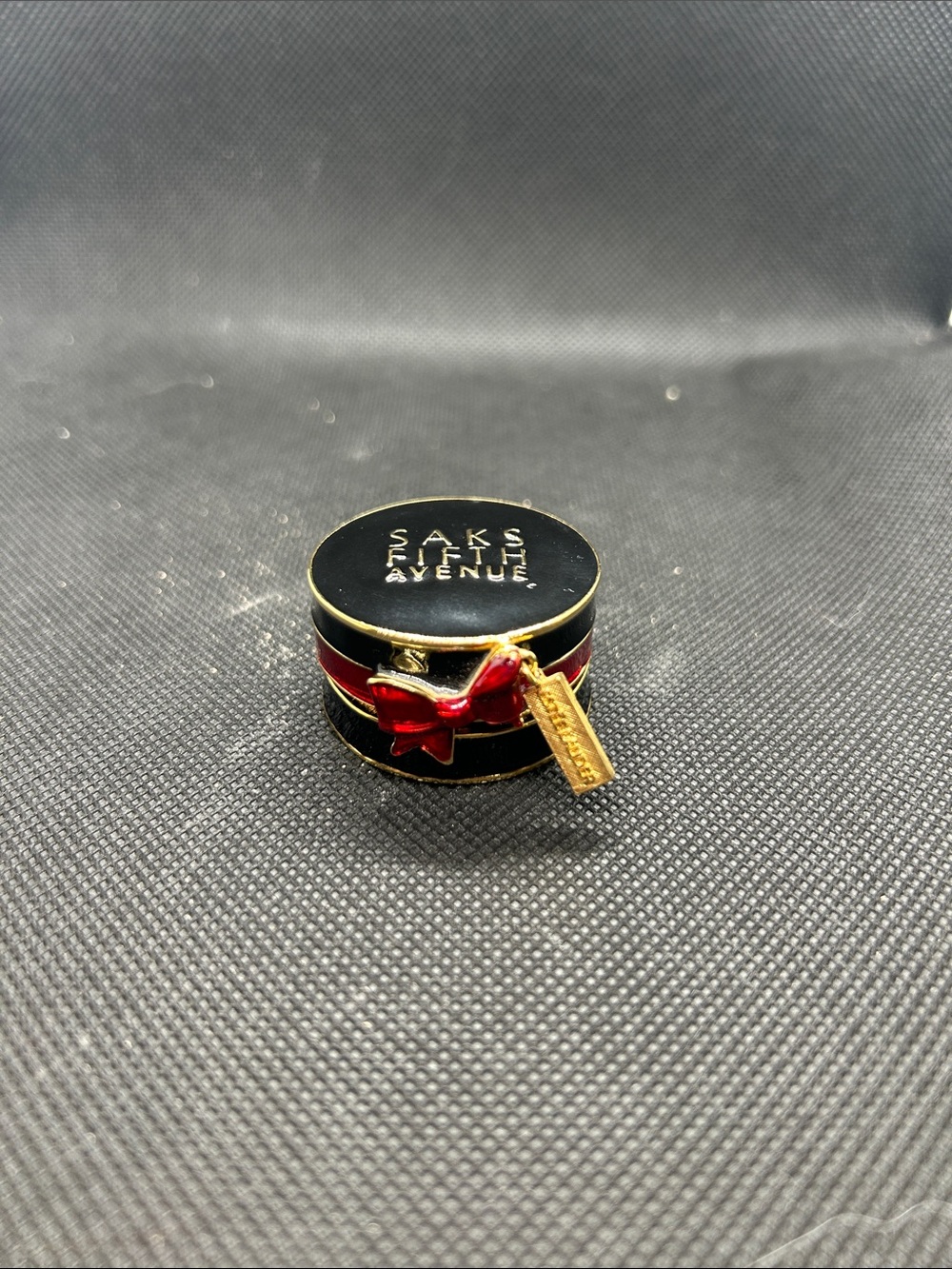 Vintage ESTEE LAUDER Enamel SAKS Fifth Avenue HAT BOX Solid Perfume COMPACT